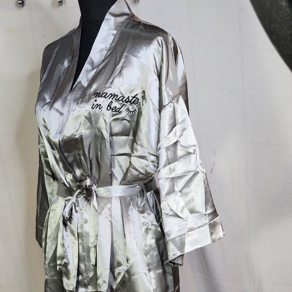 Robe N Hood Grey Silver Poly Namaste In Bed Motif Mid Sleeve Robe w/Belt Sz OSFM - Picture 8 of 16